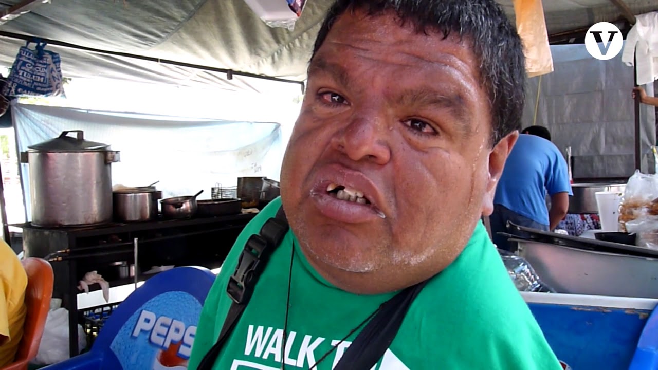 El hombre sin brazos que trabaja en los mercados de la Ciudad