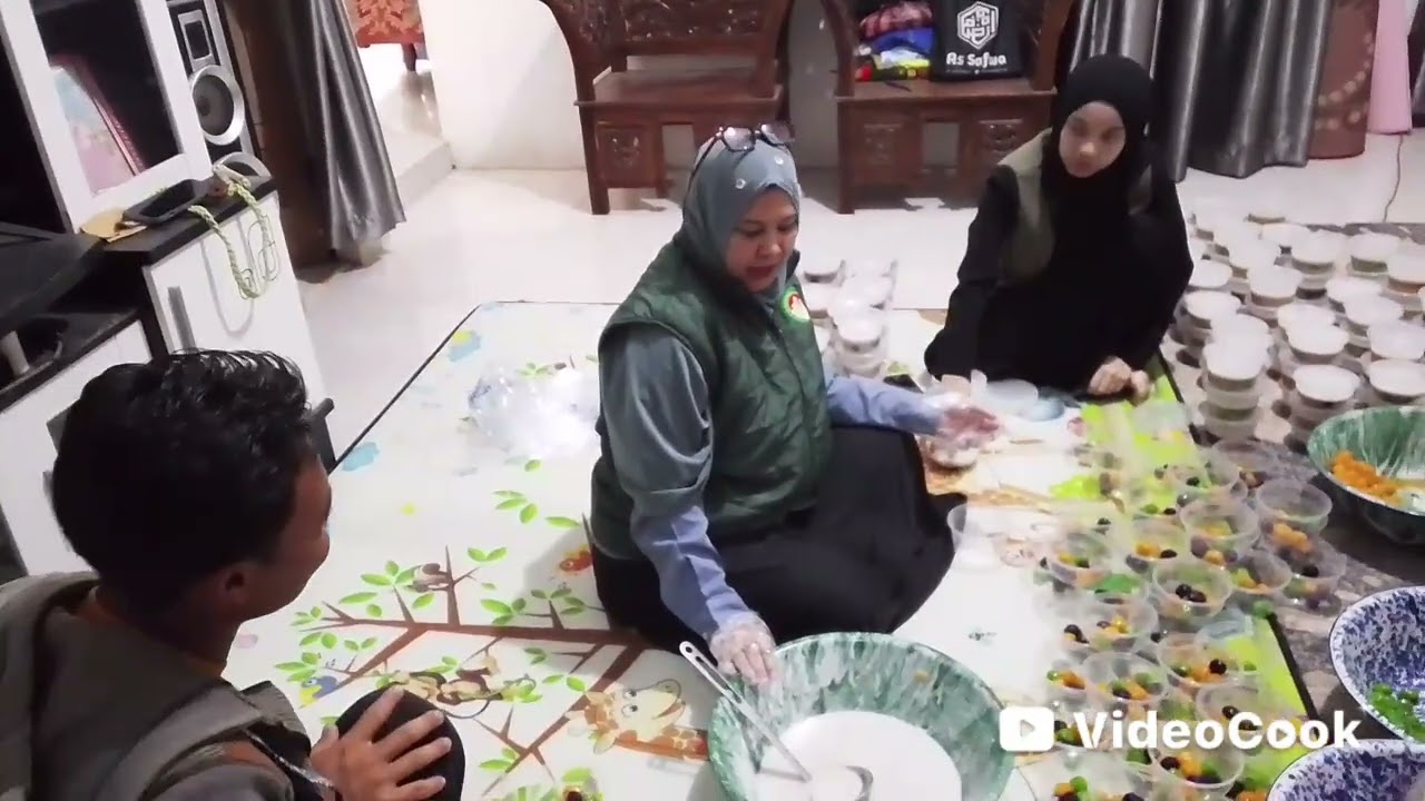Ketika Membuat Takjil Untuk disedekahkan Di Bulan Puasa.Yang Kurang Mampu 