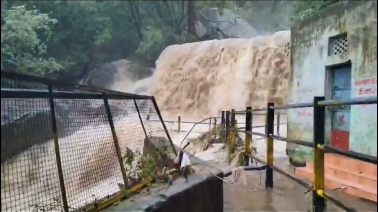 Suruli Falls at Heavy Flood🌊😱 due to Heavy Rain⛈️😱 Cumbum, Theni #flood #suruli #falls #heavyrain