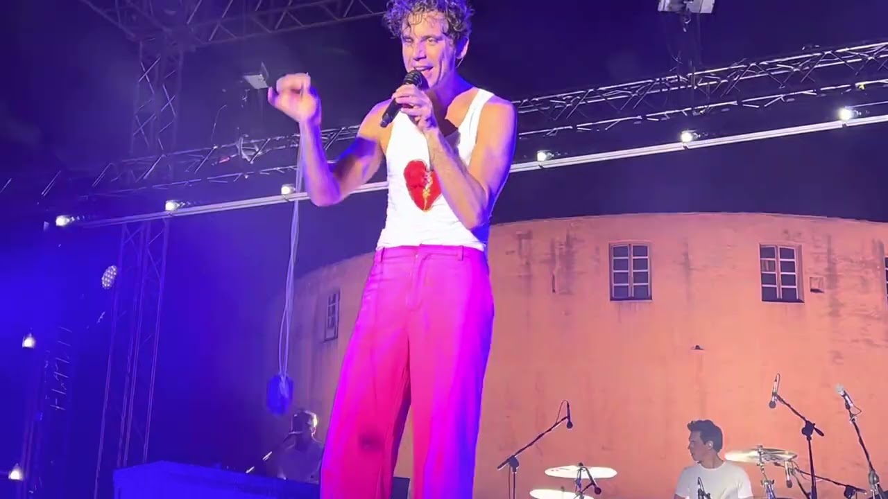 Mika performing Yo-Yo at festival Porto Latino in Corsica 8/8/2022