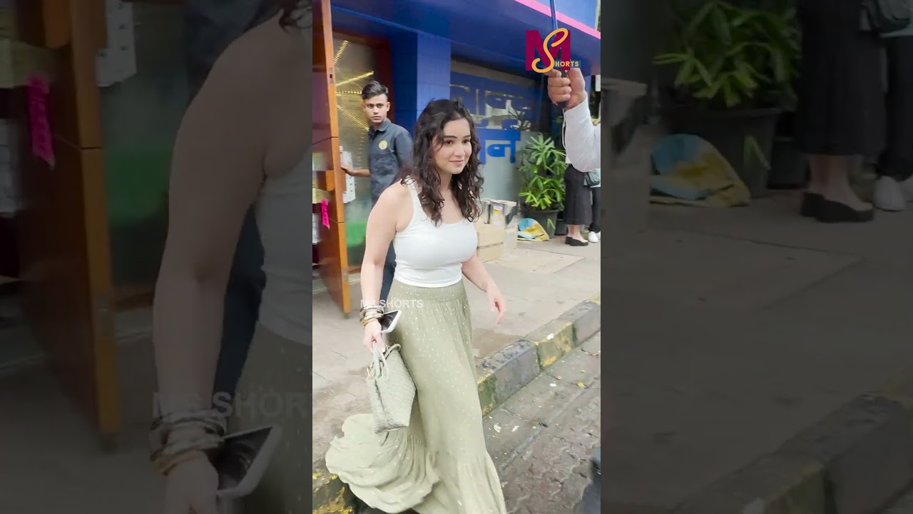 Shubman Gill Ex GF Sara Tendulkar Snapped Cafe In Bandra | 