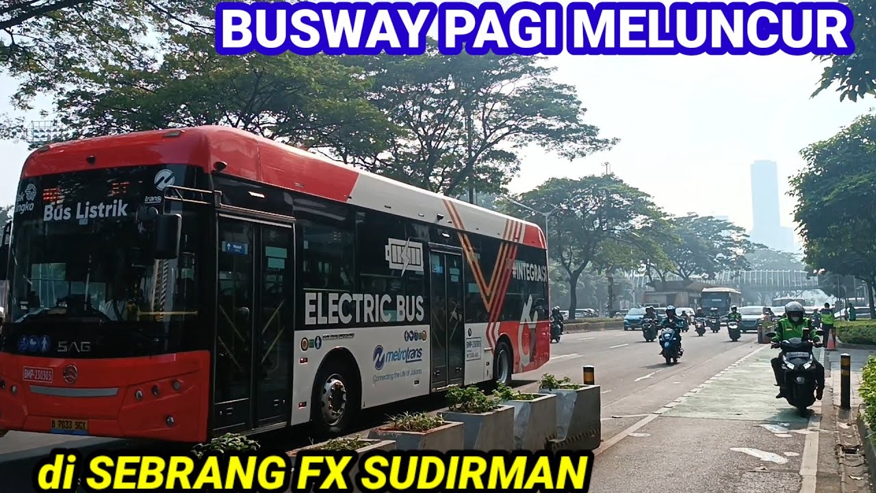 TRANSJAKARTA PAGI MELUNCUR di SEBRANG MALL FX SUDIRMANsaat JAM SIBUK PAGI‼️JAM 8 PAGI @ohhBUSWAY