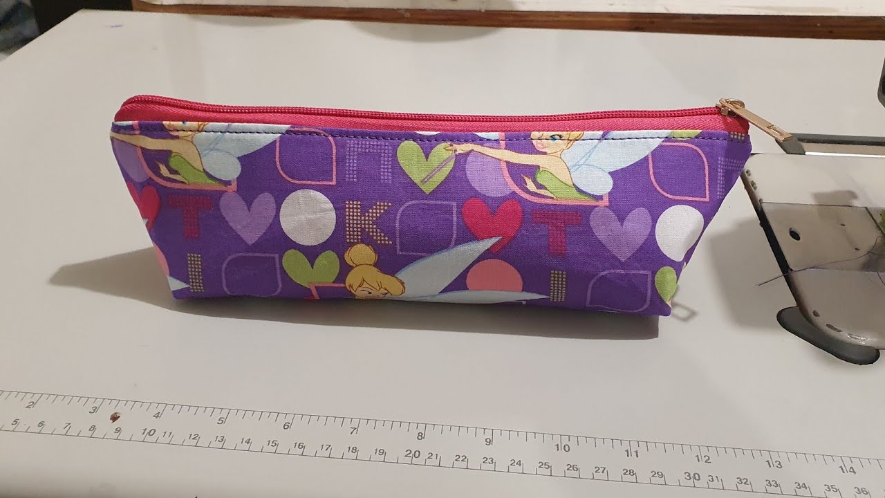 Free little make-up brush (or pencil case) sewing tutorial.