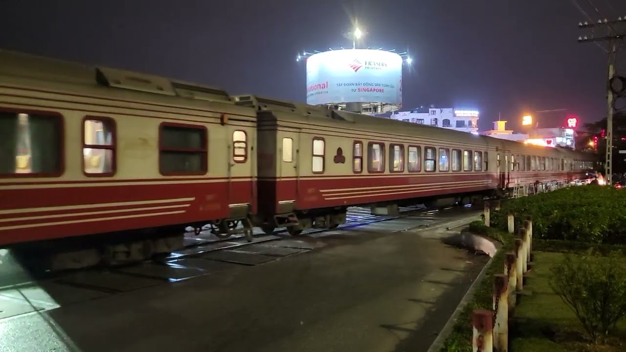 D12E 628 @BusAndTrainArchives (DEV 736) kéo tàu HP2 vào ga Thượng Lý qua chắn Hồng Bàng (4/2/2026)