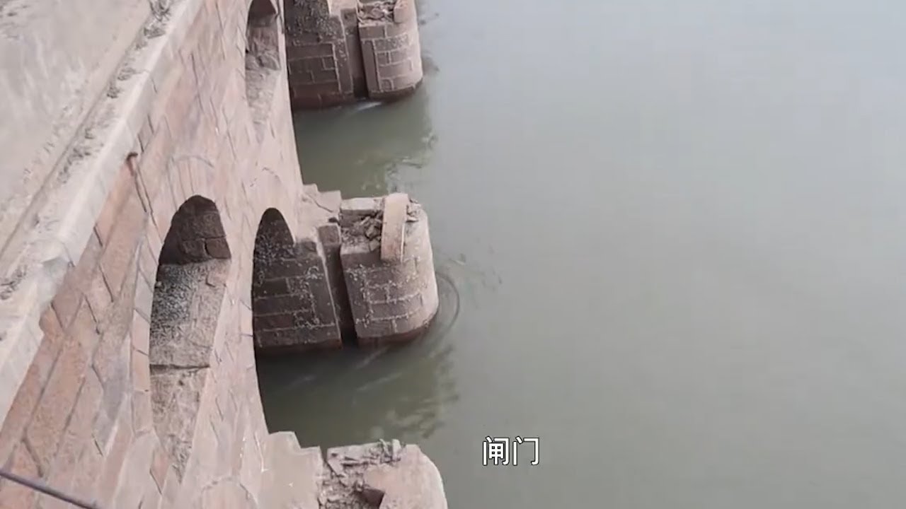 几千亩的养殖场开闸门，渔妹急匆匆的来捡漏，有黑鲷章鱼很不错的