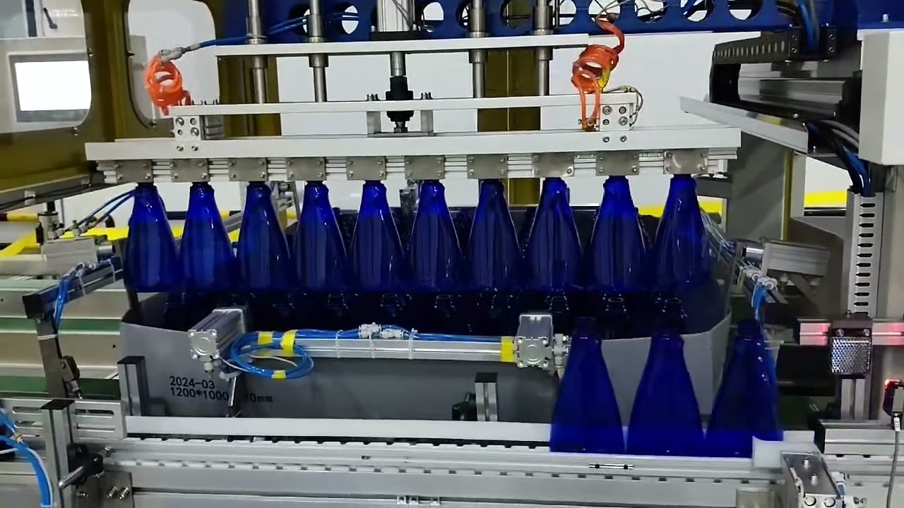 This video shows you how blow-molded bottles are packaged and boxed using a bottle packing machine.