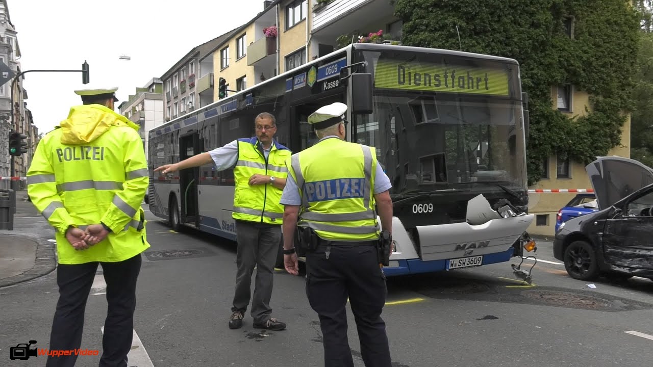Schwerer Verkehrsunfall: Linienbus rast in PKW; mehrere Verletzte | 29.07.2016