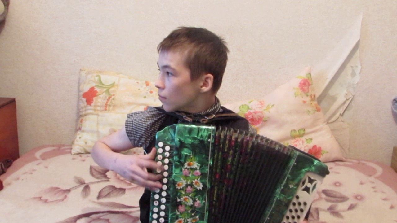 Течёт ручей.