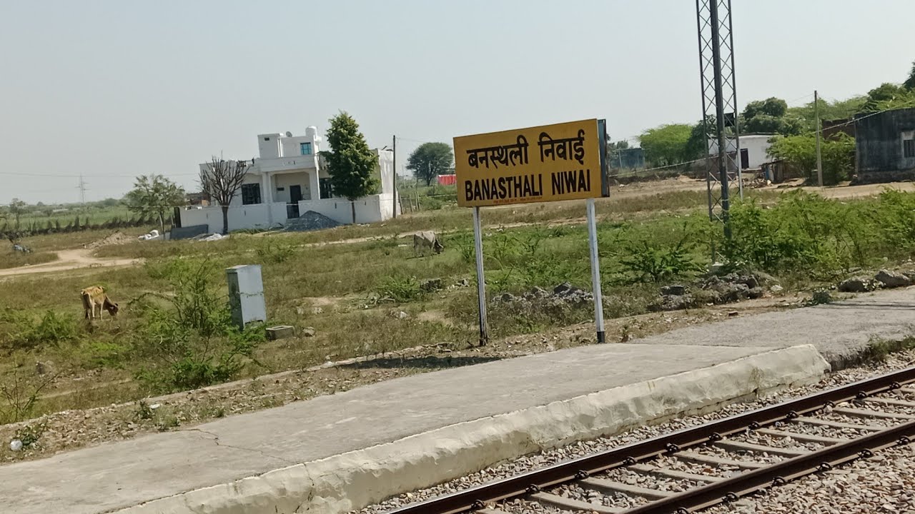 18573 vskp bgkt express arrival niwai railway station 