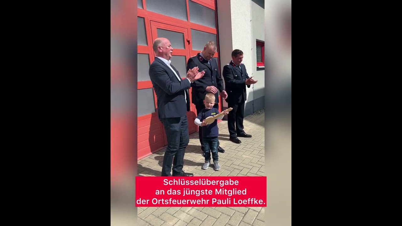 Erstes Löschfahrzeug mit neuem Stadtlogo für die Ortsfeuerwehr Ströbeck