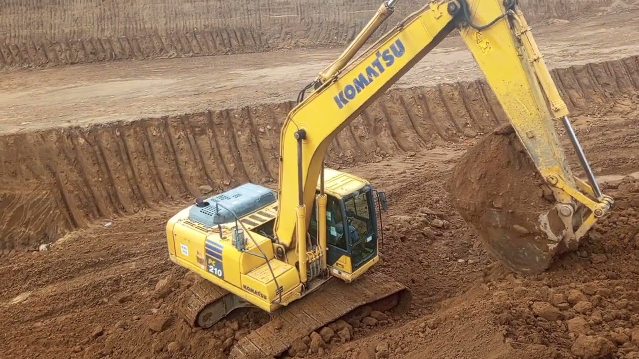 Excavator Komatsu bikin parit