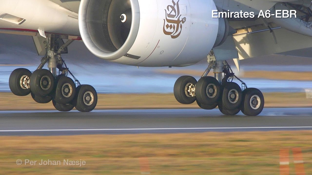 Emirates B77W super smooth touchdown