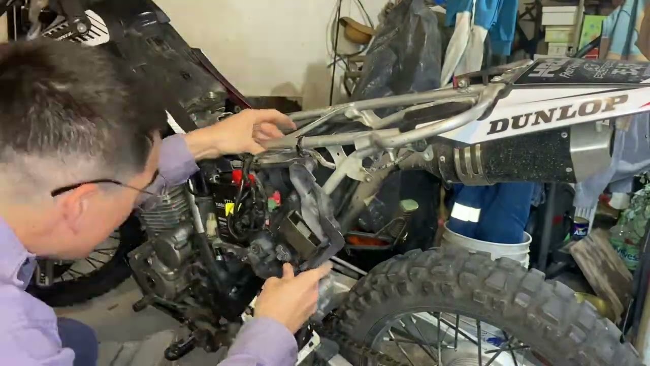 Como cambiar amortiguador trasero de HONDA tornado XR250 (velocidad rapida)