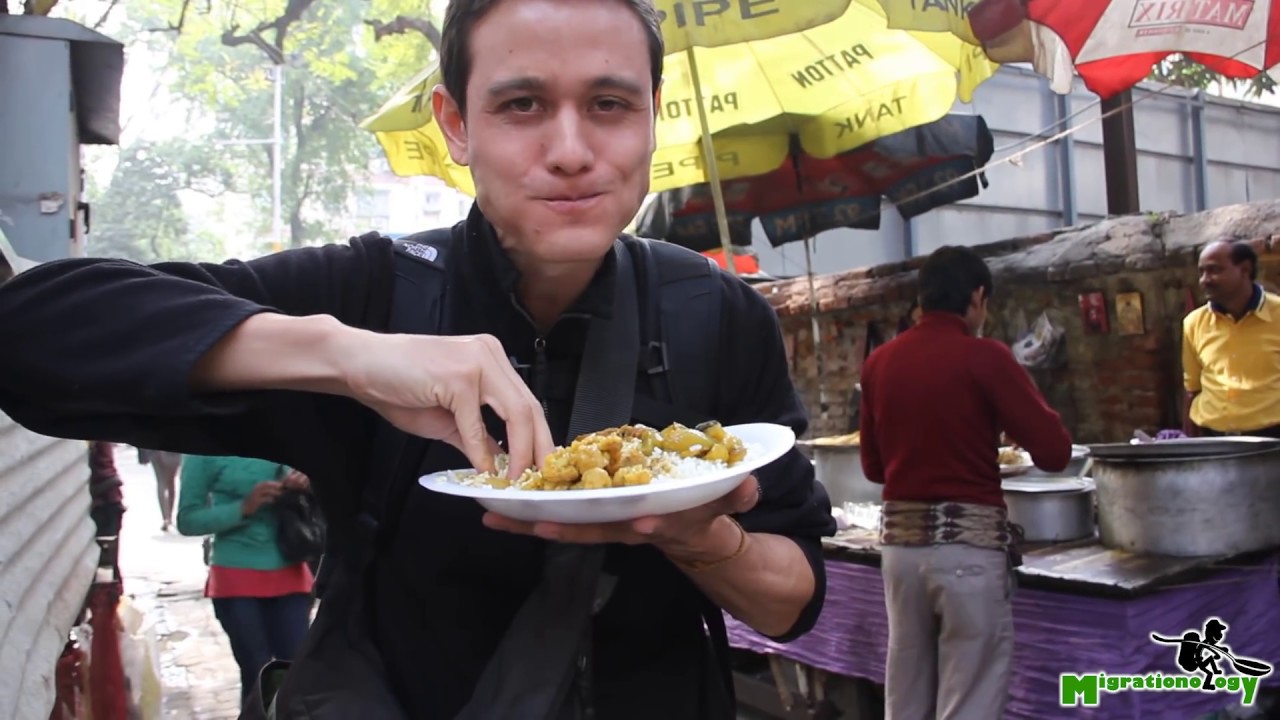 Street Food in India - Bengali Fish Curry and Rice on Camac Street, Kolkata, India!