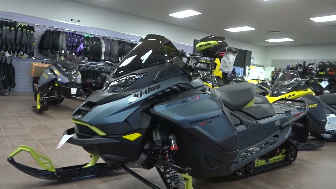 Джефф Уильямс демонстрирует нам Ski Doo XRS 900 Turbo R 2026 года 17 октября 2025 г.