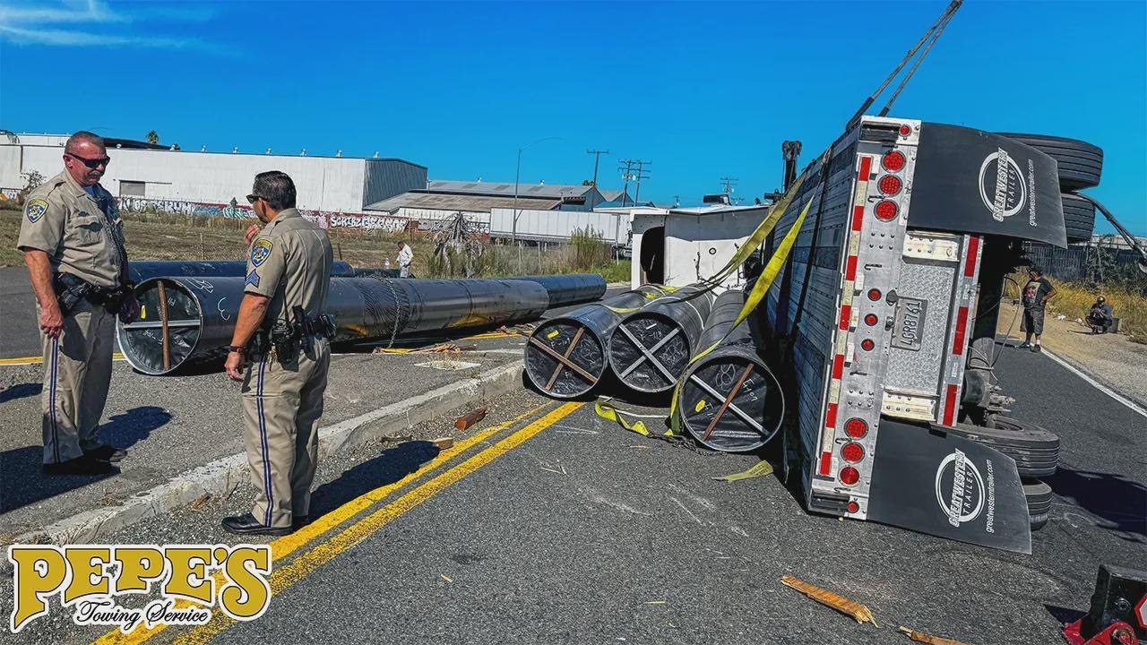 Acidente com caminhão derruba tubos na rodovia
