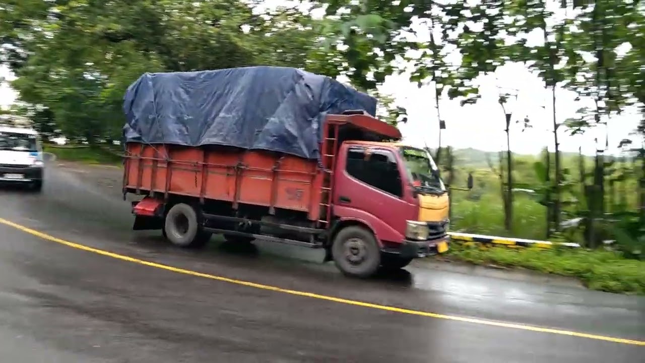 Hunting pagi Truck muatan bersaing ngebut ditikungan tajam Deker jaran lahor 