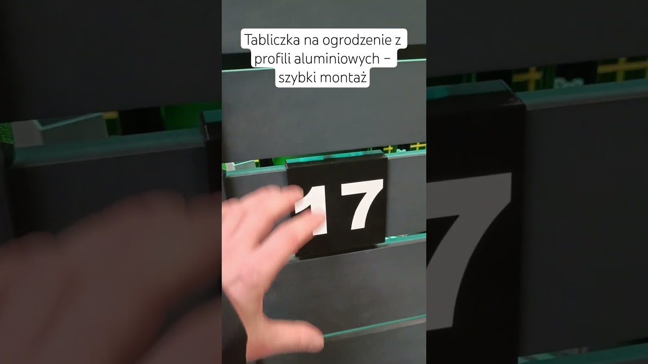 Tabliczka na ogrodzenie z profili aluminiowych &ndash; szybki montaż