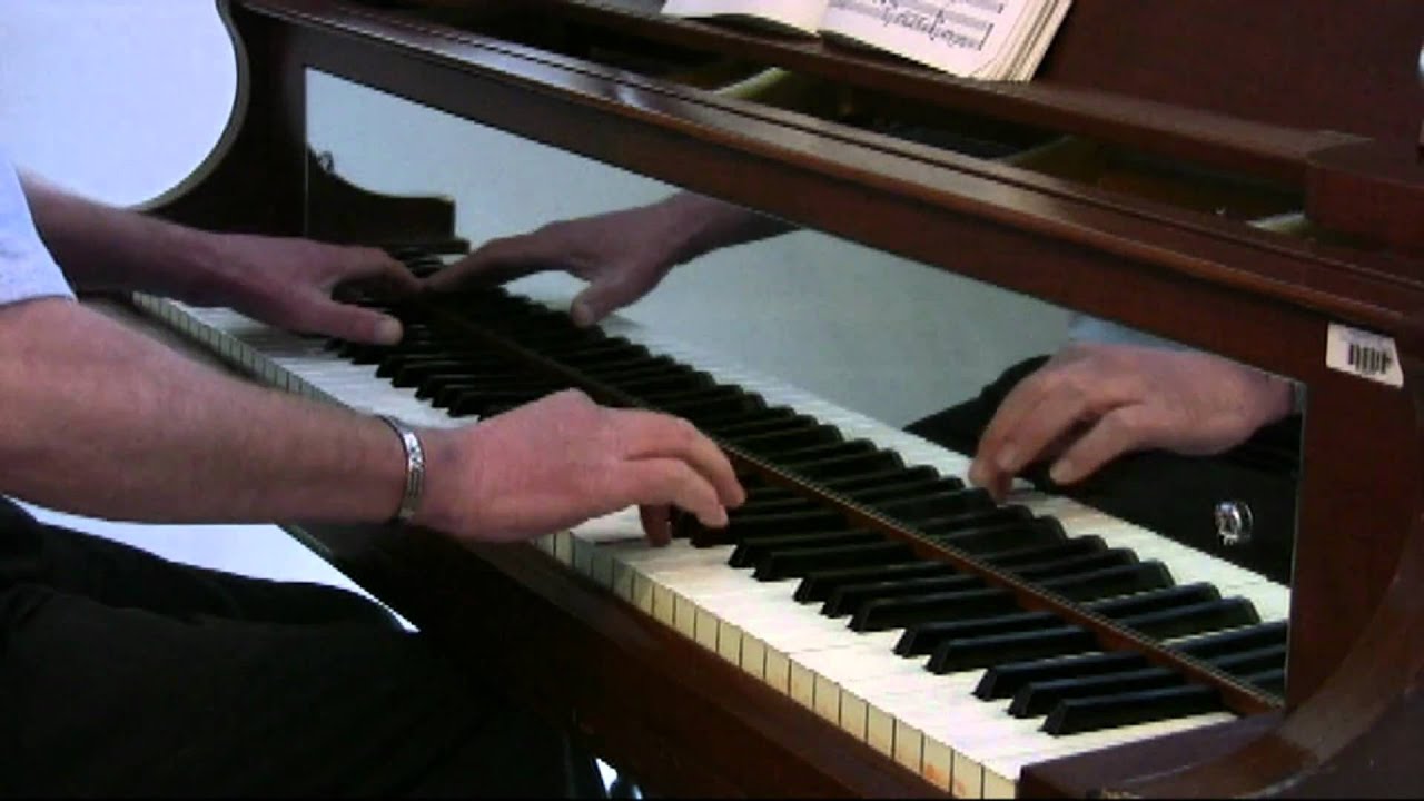 The Lion Sleeps Tonight - Piano (Stereo)