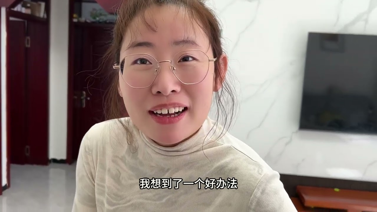 把媳妇手机屏幕调成黑白屏，忽悠媳妇手机坏了，看看她啥反应？ #夫妻日常搞笑 #原创搞笑 #一定要看到最后 #整蛊