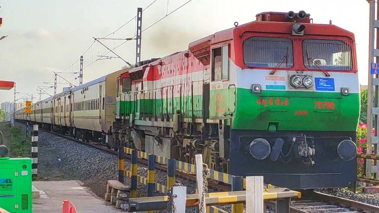 05736 New Jalpaiguri NJP Okha one way special train Incharge Tiranga livery Abu Road ABR WDG4D 70780