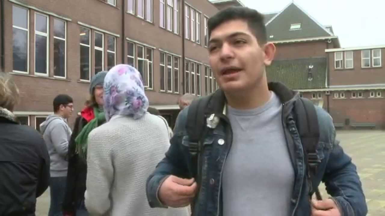 leerlingen Aloysius college den haag demonstreren tegen sluiting van hun school