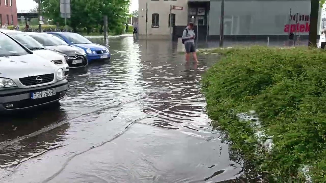 Zalane ulice przed Dworcem kolejowym w Gnieźnie po gradobiciu.