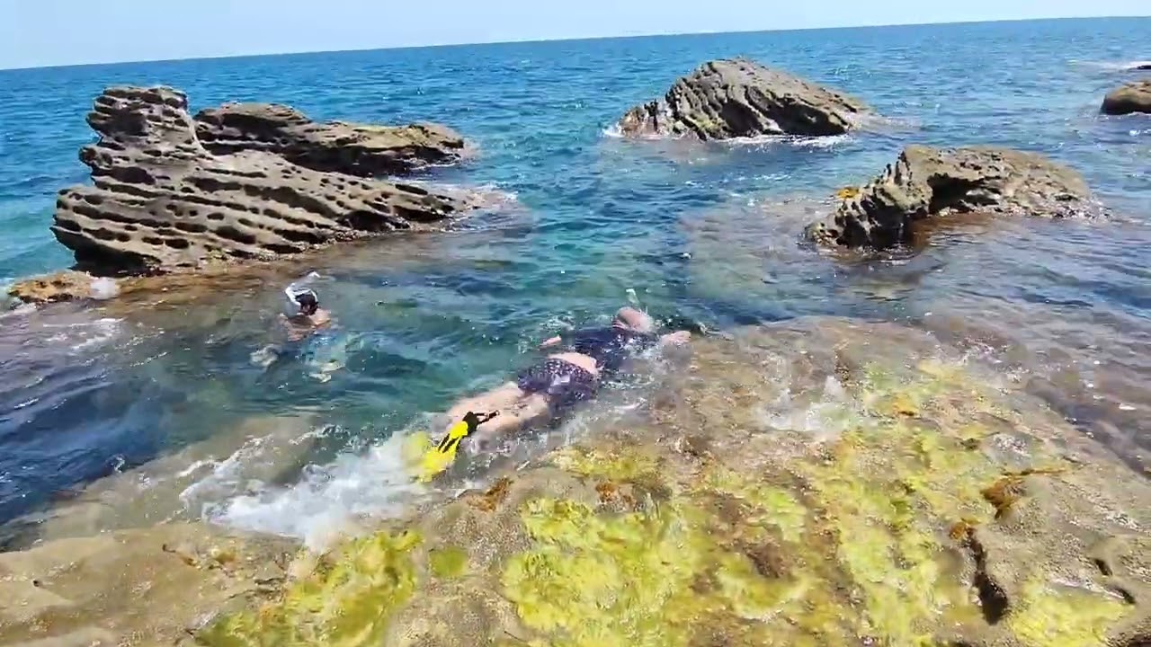 Piękna skalista plaża, niebezpieczna drogą w g&oacute;rach i Imperia nocą. Wakacje we Włoszech. Dzień 3.
