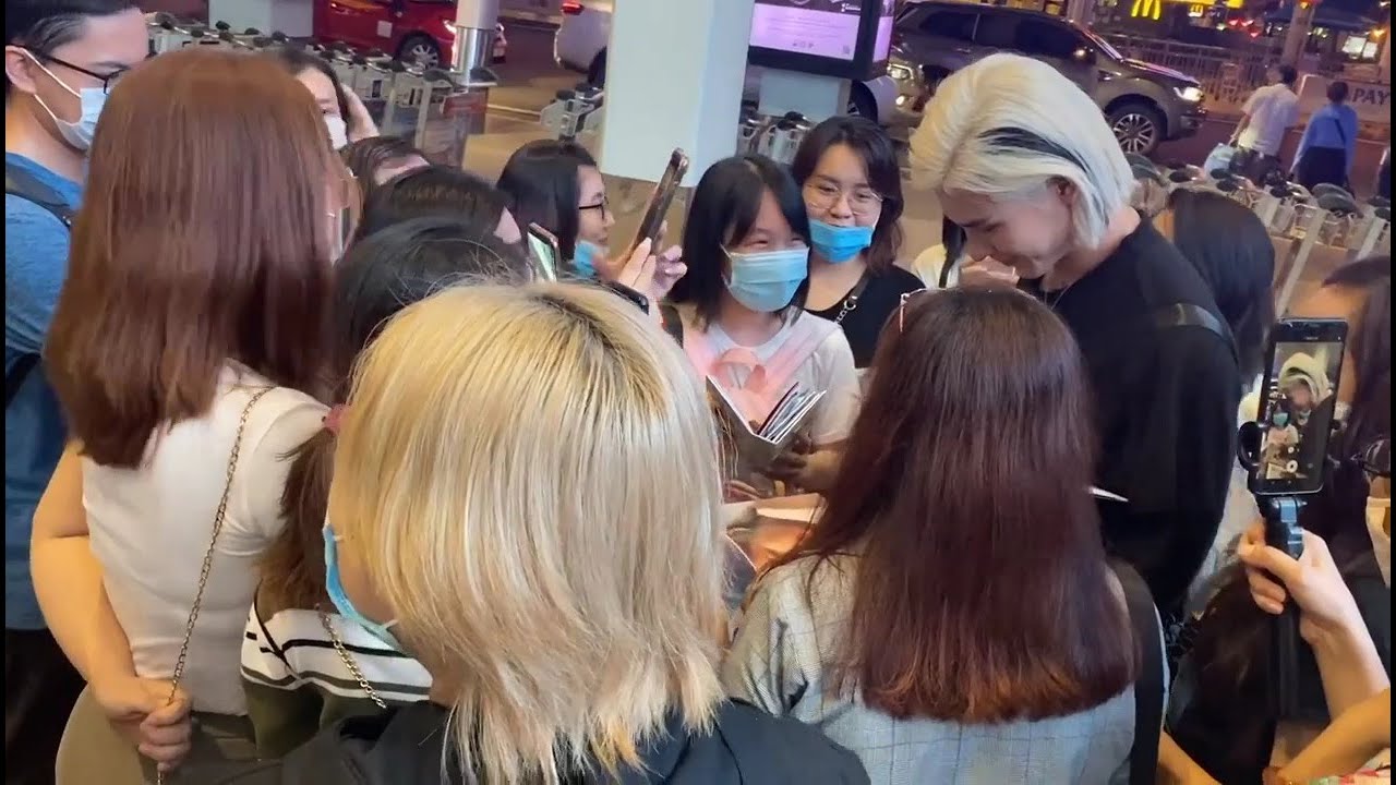 Denis Đặng tạm biệt fan TP.HCM, vội vã trở về Hà Nội để ăn cơm tối cùng Nguyễn Trần Trung Quân