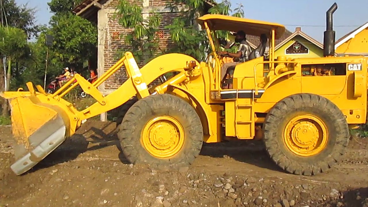 Caterpillar Wheel Loader 966 Pushing Spreading Dirt