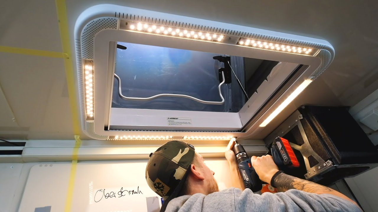 Der Krankenwagen bekommt eine riesige Dachluke mit LED Beleuchtung und einen Lüfter für die Dusche!