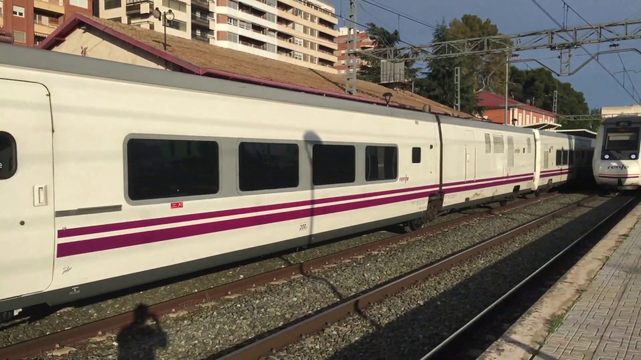 Cruce de trenes por la estación de Villena.#EldaRail