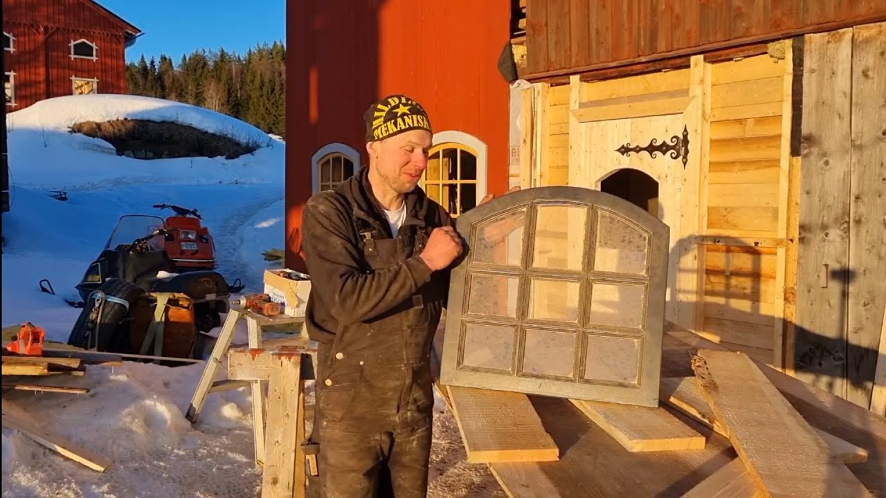 Ladugårdsdörren & en gammelbil.