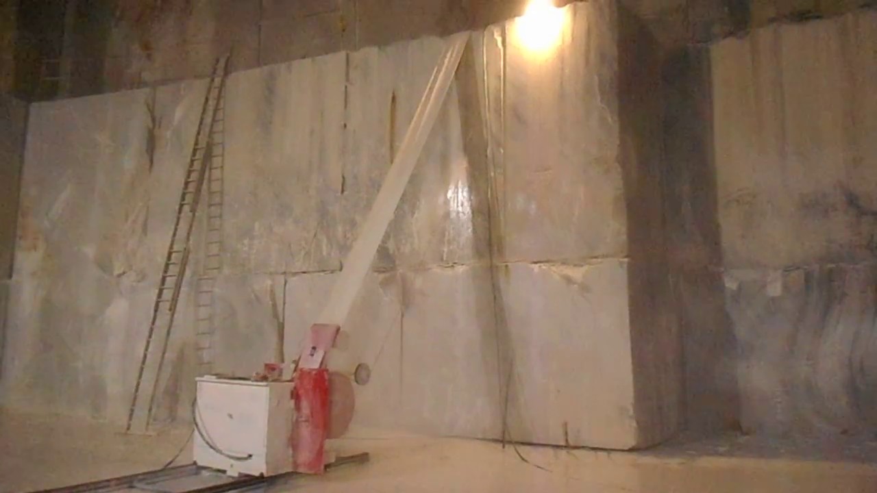 Taglio della bancata in cava di marmo a Carrara (1)