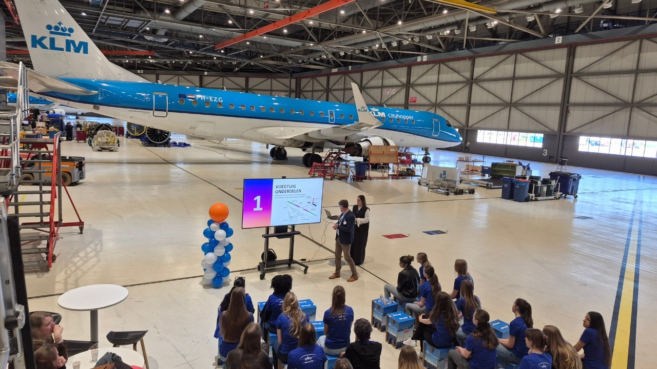 KLM geeft vrouwelijk talent kijkje in de keuken tijdens Girls in Aviation Day