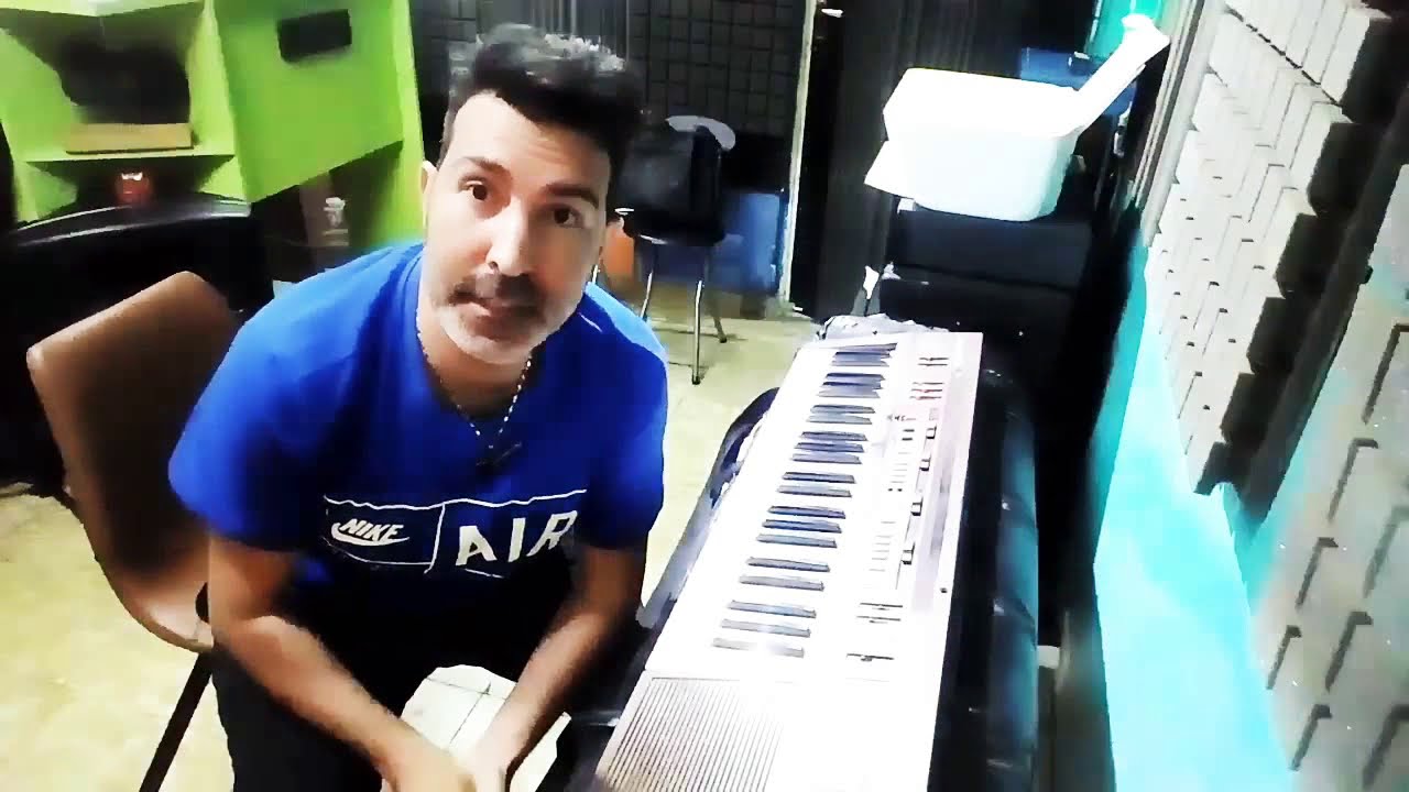 Tocando un Sintetizador Casiotone CT-310 de [1980] por Daniel Requena.