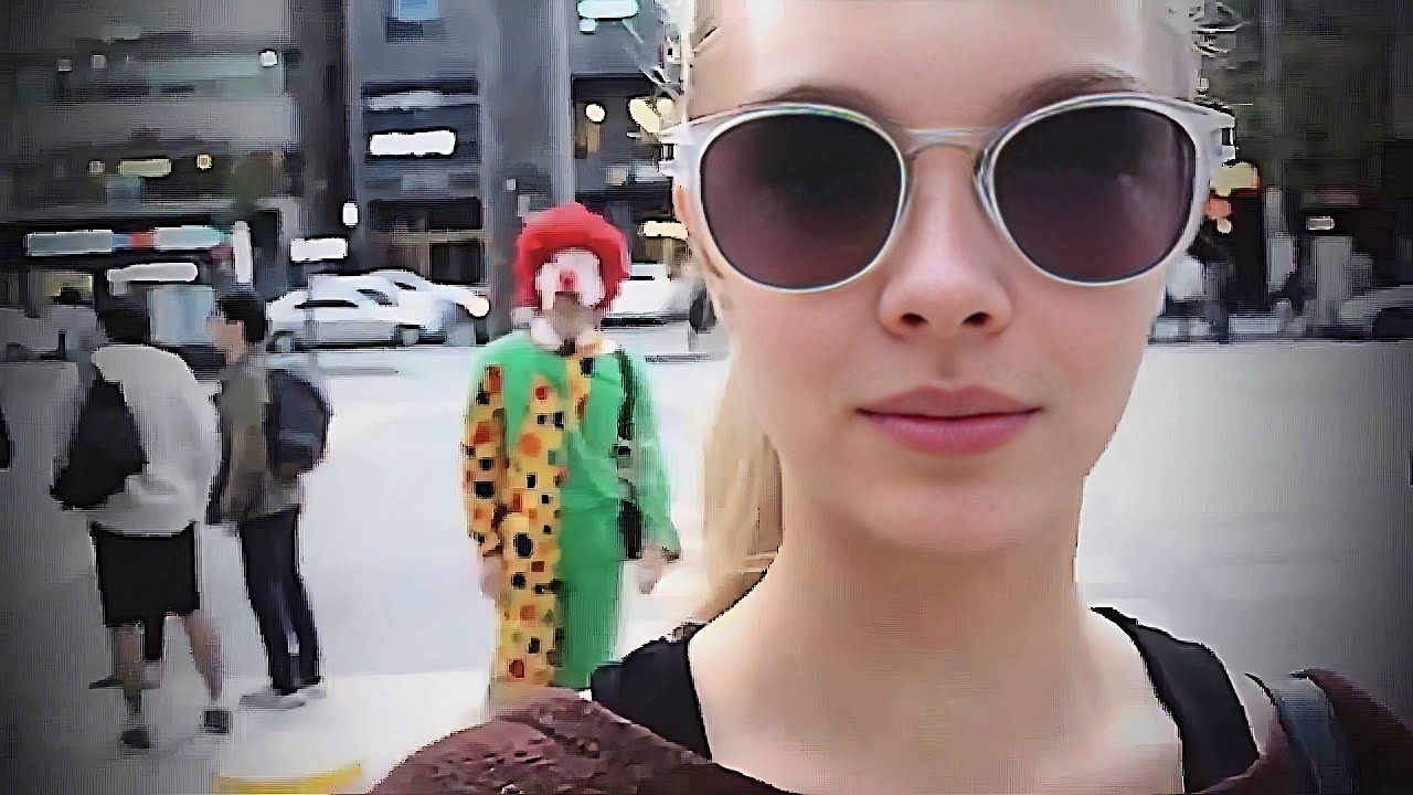 LA PERSEGUIA UN PAYASO