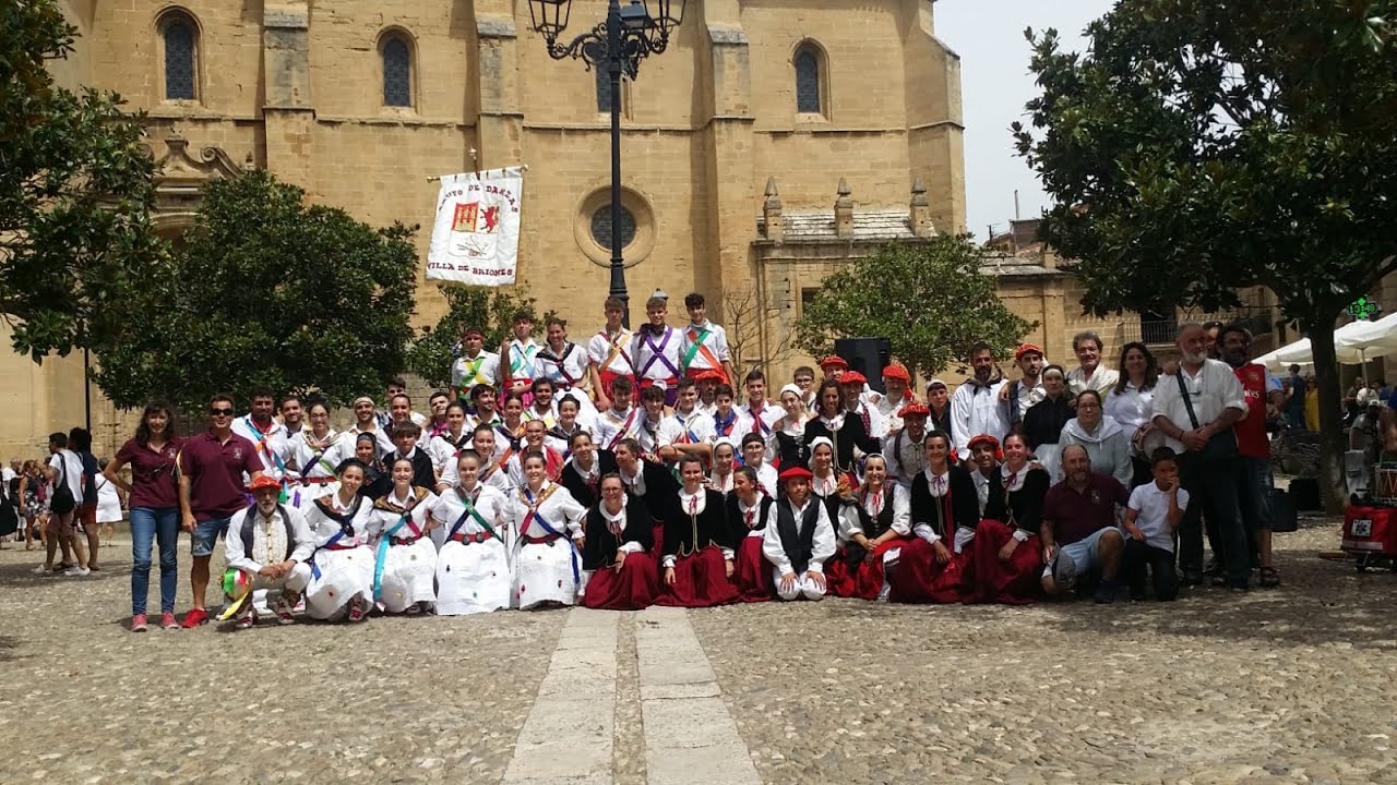 Muestra de danzas en Briones 2022