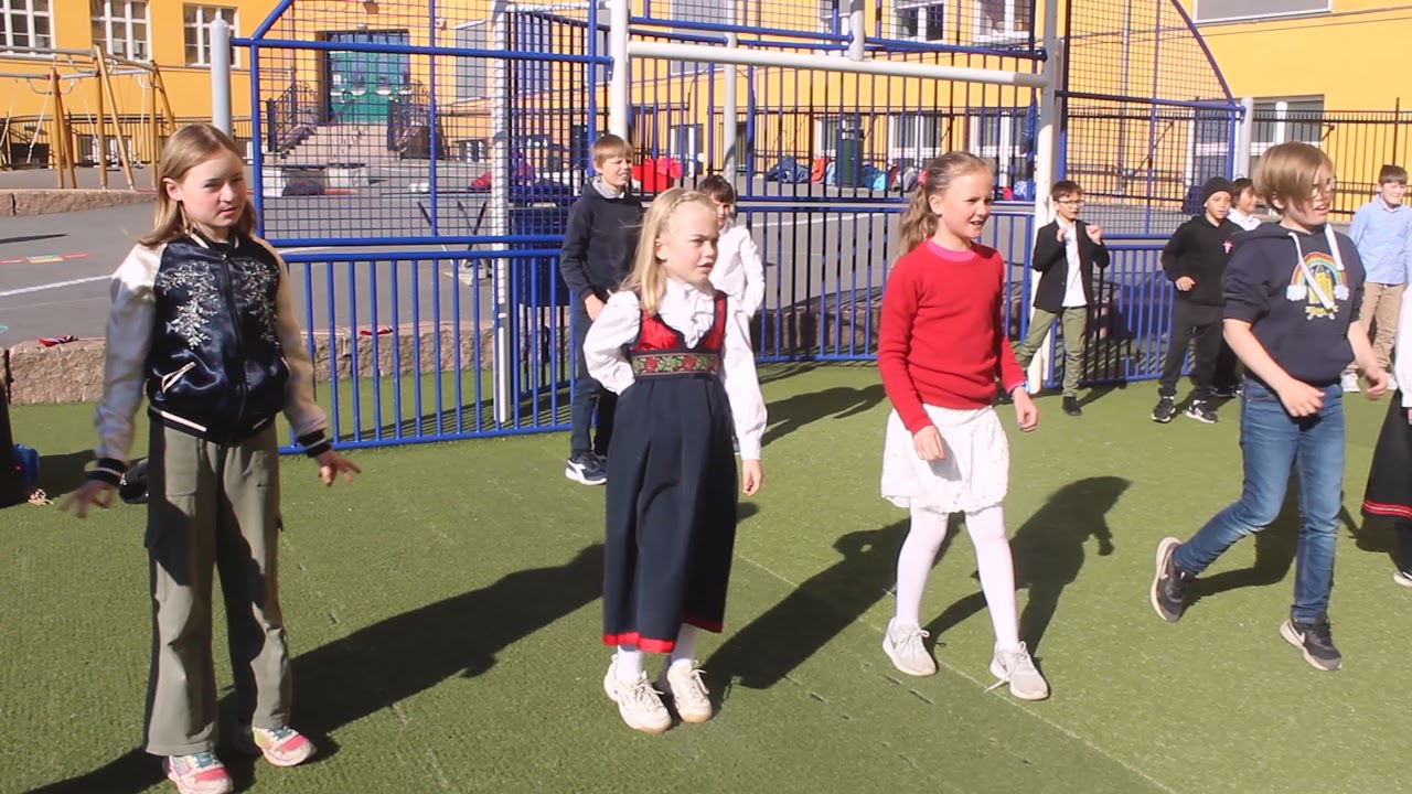 Ila skoles kule fjerdeklassinger lager musikkvideo for leirskolen