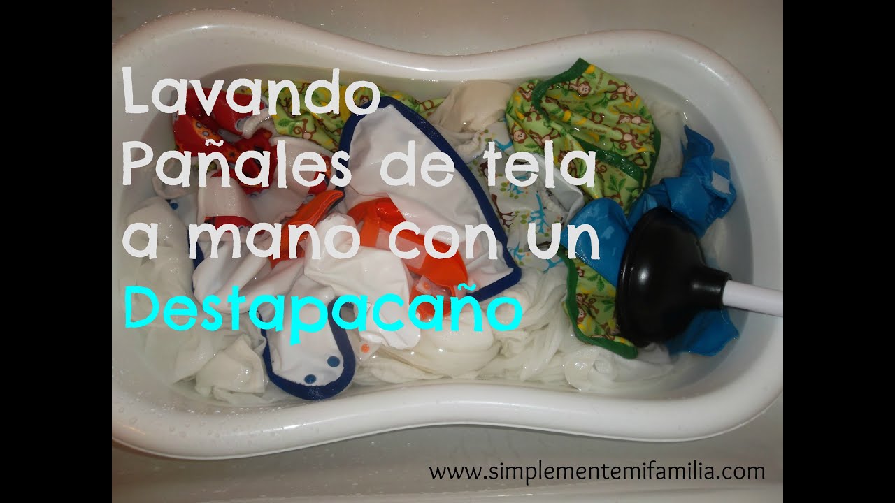 Como lavar pañales de tela a mano usando un destapacaño