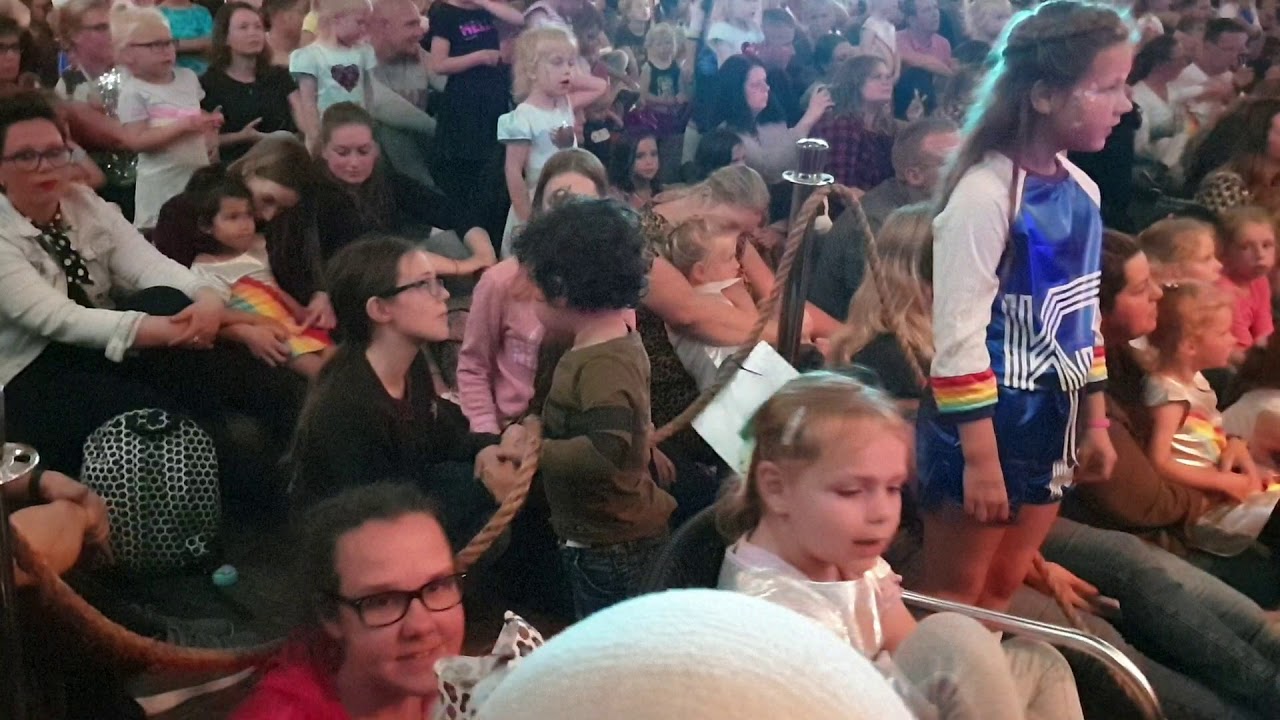 K3 - Alle Kleuren en mamasé live Plopsa K3 weekend