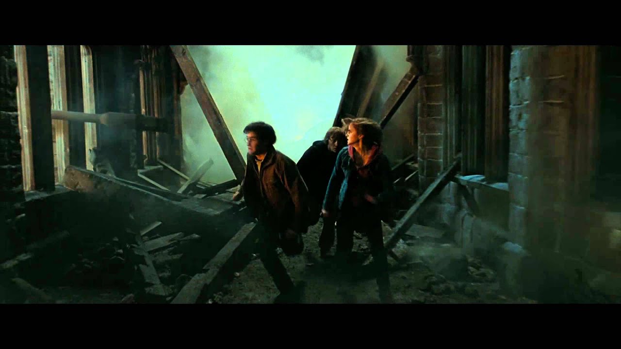 Harry Potter and the Deathly Hallows - Part 2 (Courtyard Apocalypse Scene - HD)