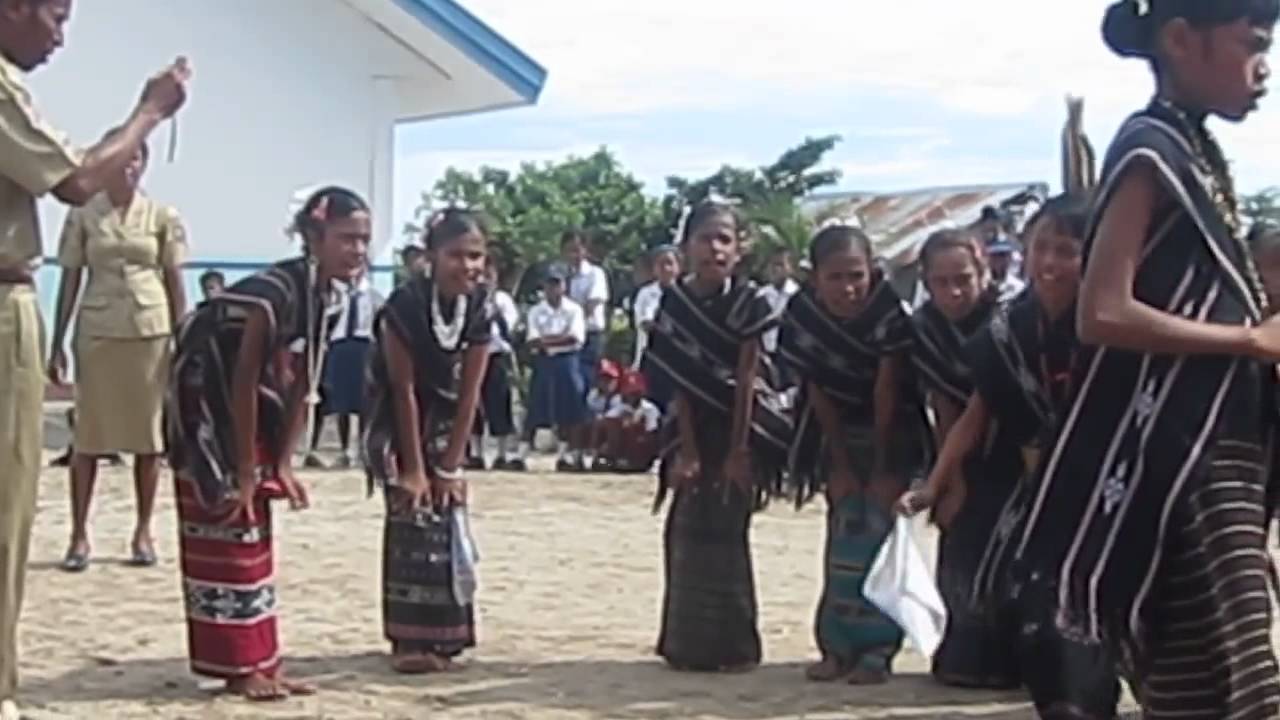 Tnabar Fanewa Dance; traditional Tanimbar Dance performed by Wadankou Children