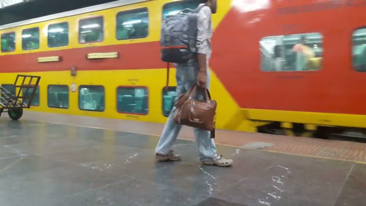 Coimbatore–Bengaluru Uday Double Decker Express 22666 arrival at Erode Junction