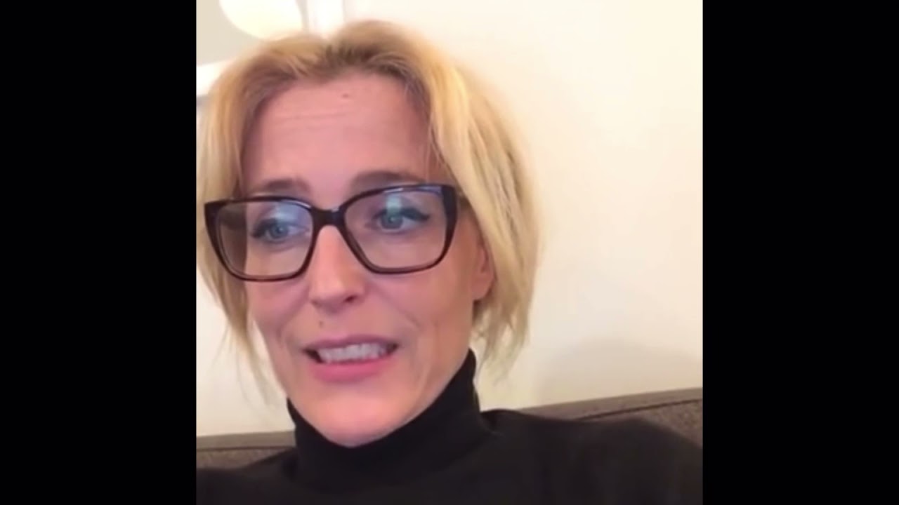 Gillian Anderson being chaotic on live for 7 min straight