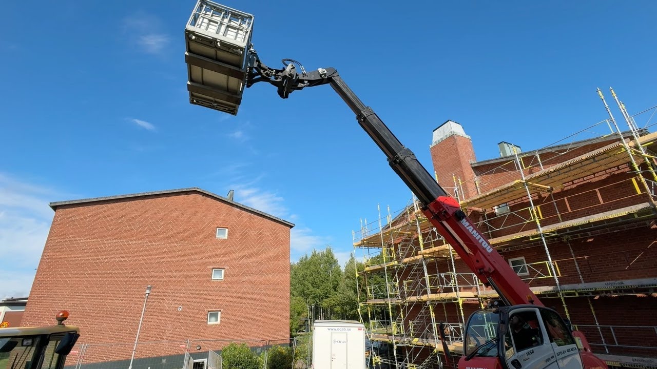 Köp Teleskoplastaere Manitou MRT 1850 runtomsvängade och 4 st redakap på Klaravik