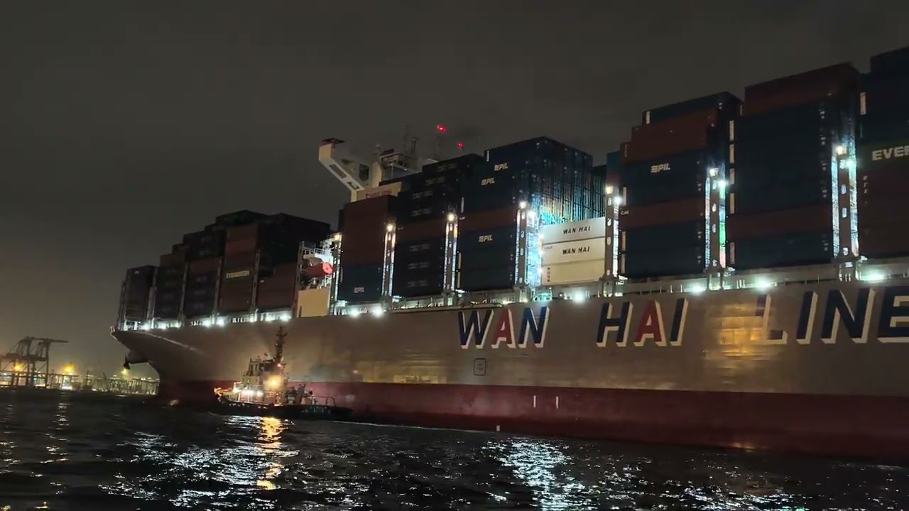 2026/03/03.晚上23點19分萬海旗下WAN HAI A16(曙春)第四航次進高雄港第二港口。