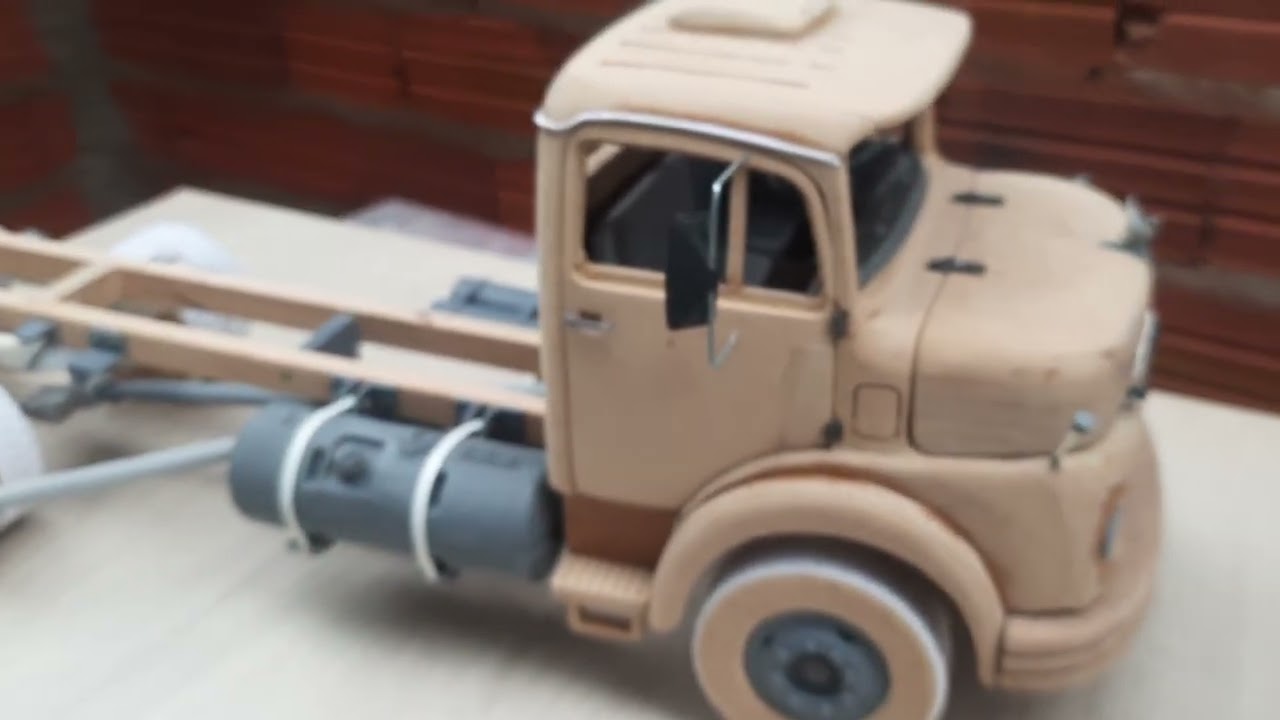 Miniatura do mb 1113 toco com réplica do motor escala 1,14 