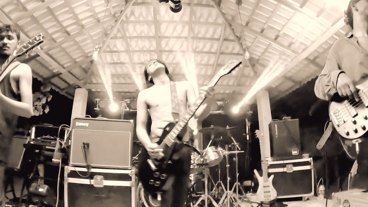 Paranoid Earthling - F**k The Police (Live in Ahangama)