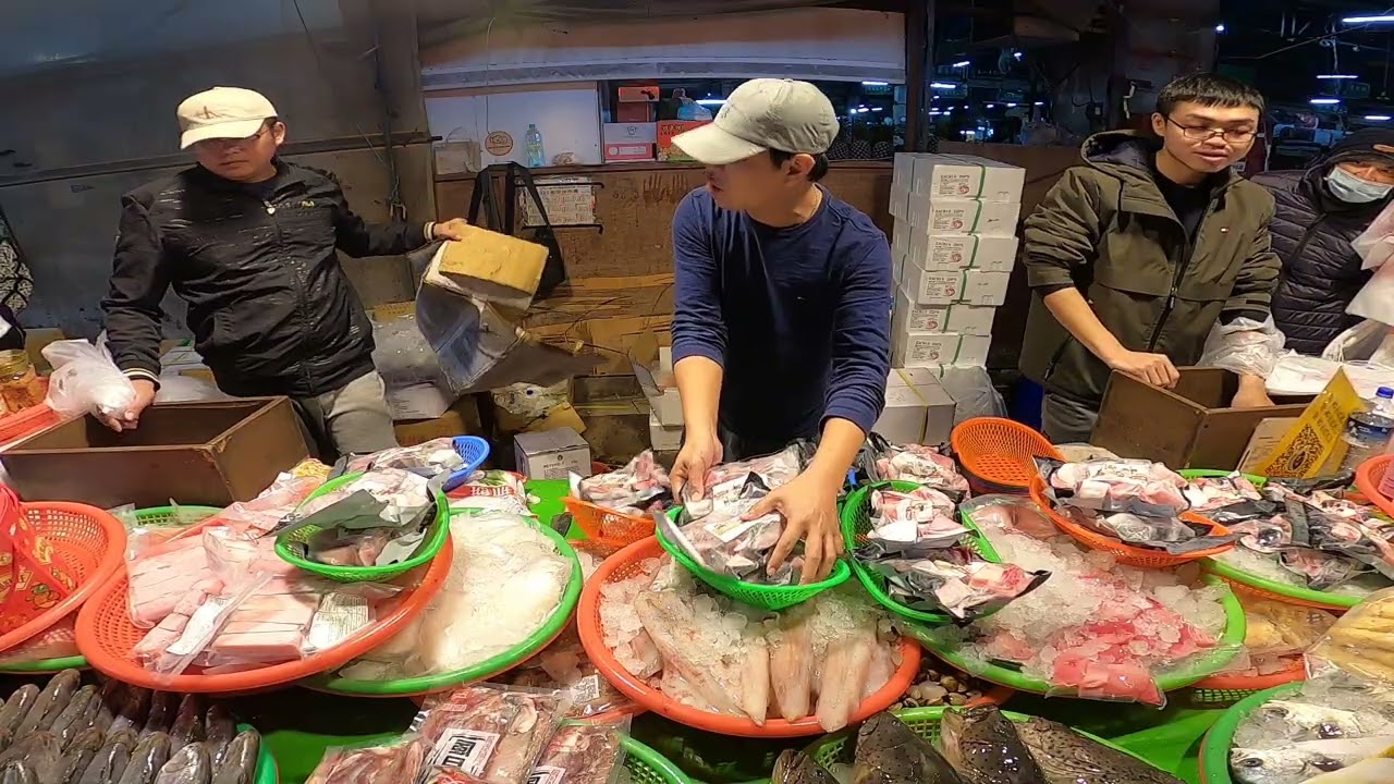 市場明明休市 還能喊到整攤都客人 真的是實力堅強 安南果菜市場 怡安路102號 士官長海鮮叫賣 海鮮拍賣 叫賣哥 seafood auction